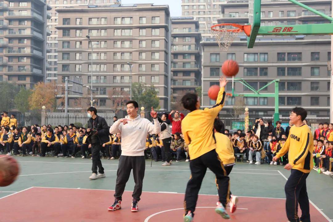 中国篮球明星参与公益活动，彰显社会责任的简单介绍