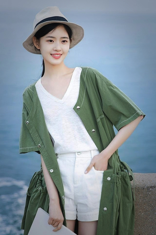 “三叉湖游泳馆:水上救生选手挑战极速反应与高难度救援”