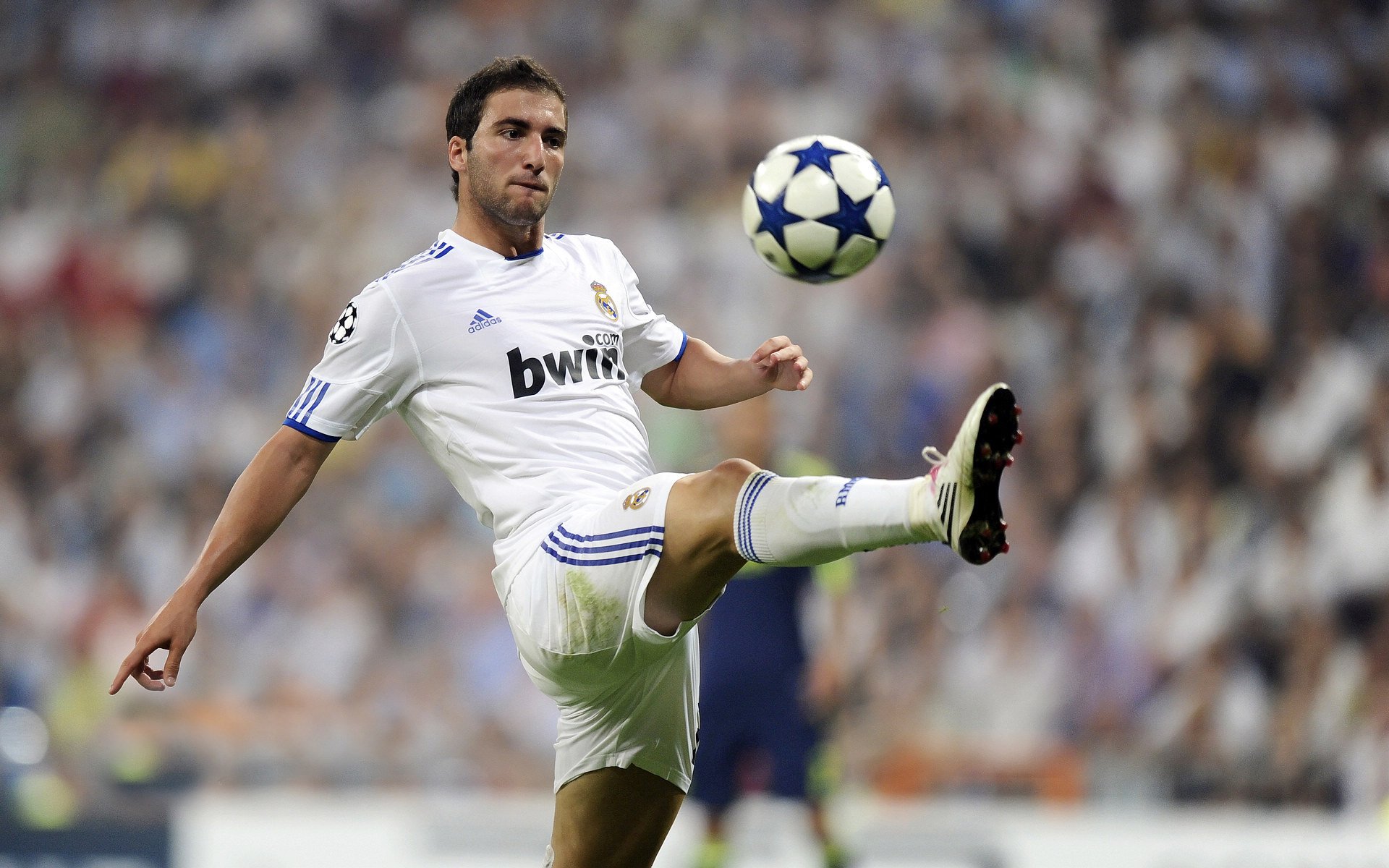 ayx爱游戏官网-焦点对决：两大豪门队伍激烈交锋，战况激烈！